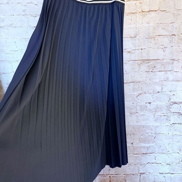 Joe Fresh pleated pull on skirt - Picture 3 of 6